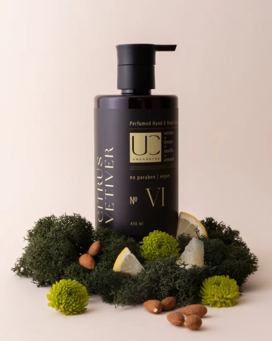 Крем для рук и тела UNCHARTED CITRUS VETIVER, 450 мл — тёмный флакон с лимоном и миндалём