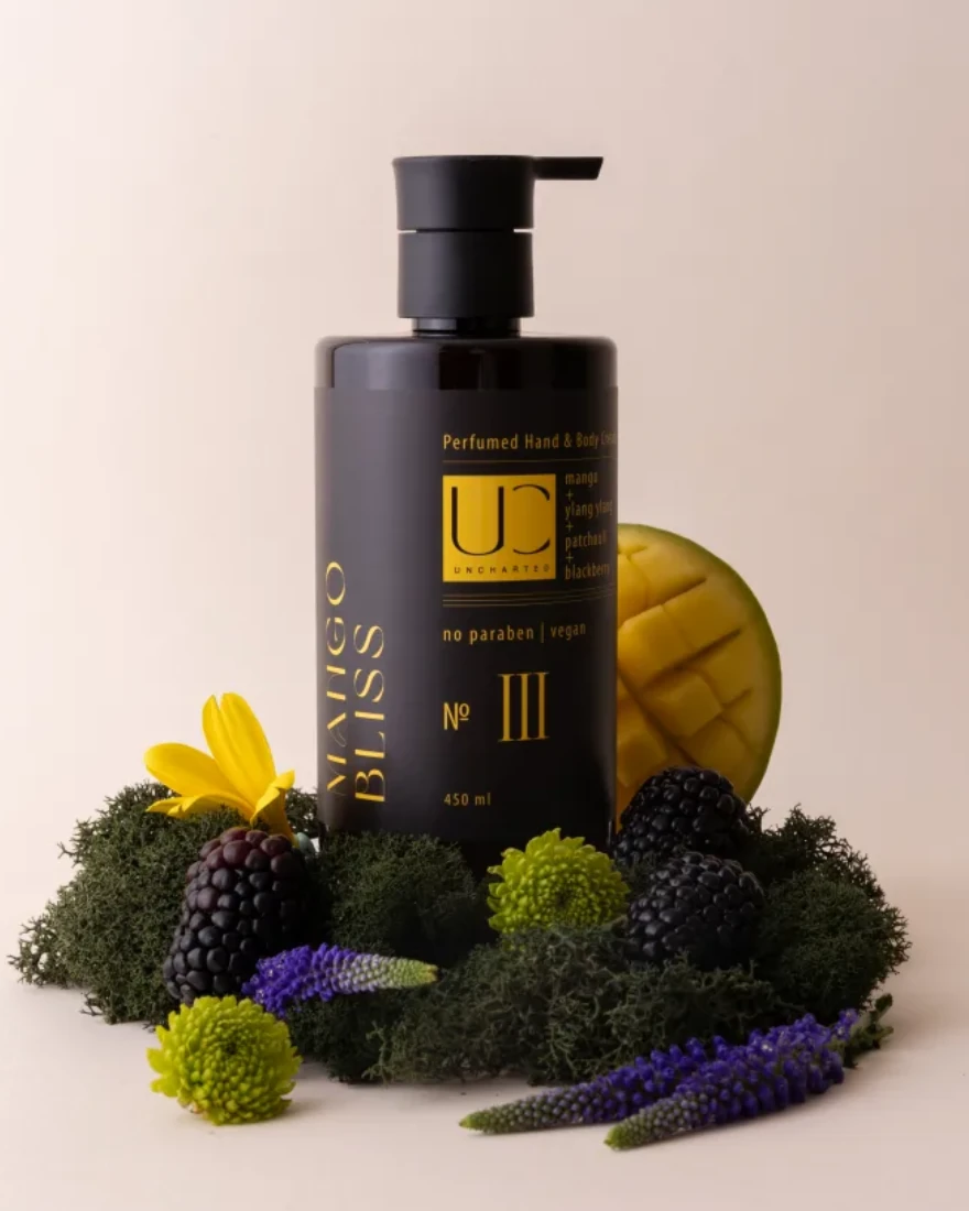 Крем для рук и тела UNCHARTED MANGO BLISS, 450 мл — тёмный флакон с манго и ежевикой