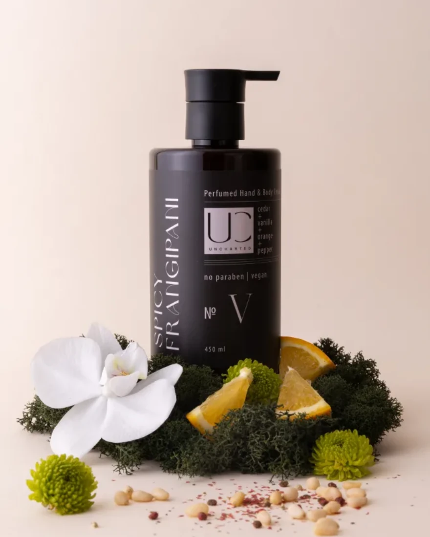 Крем для рук и тела UNCHARTED SPICY FRANGIPANI, 450 мл — чёрный флакон с орхидеей, апельсином и перцем